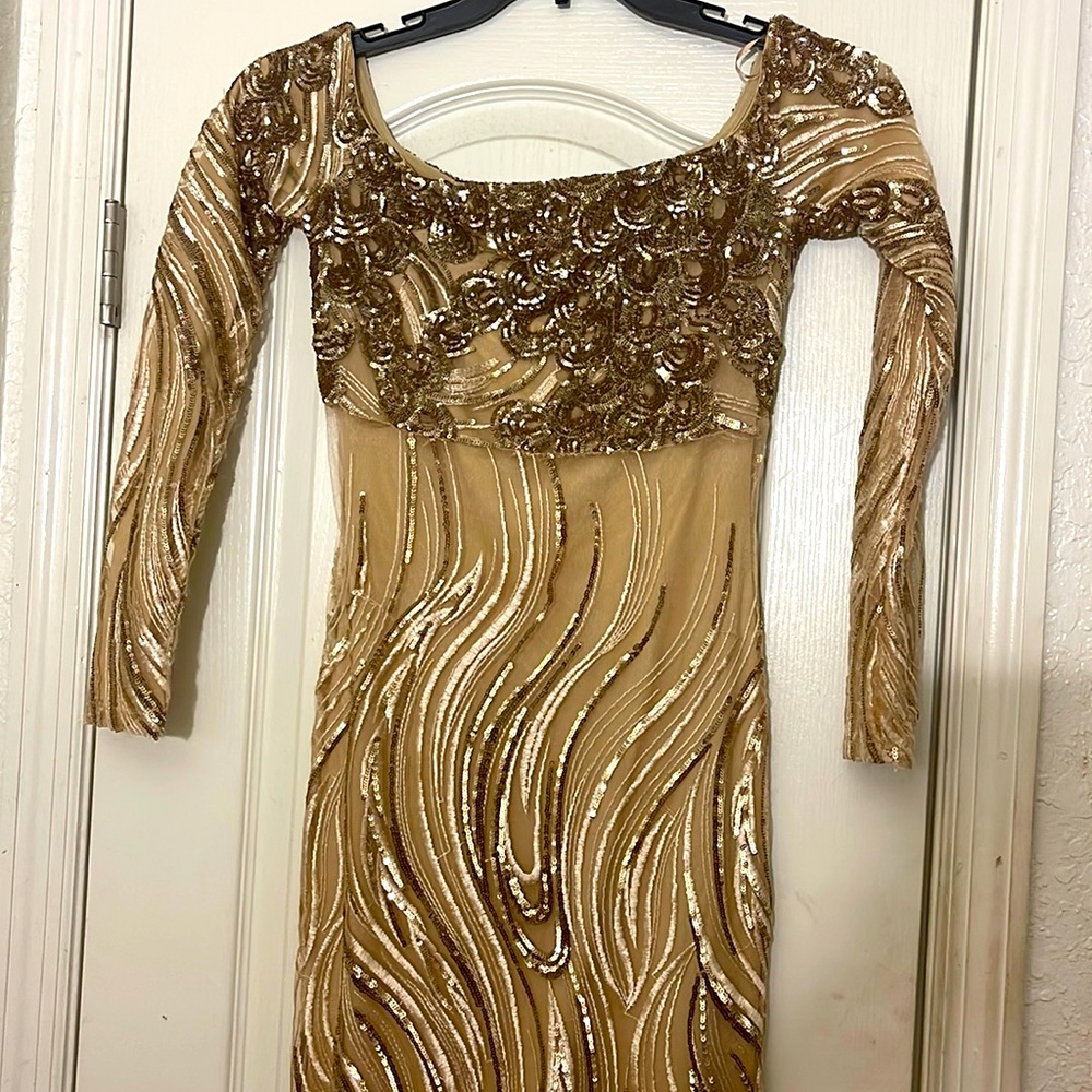 Beautiful Gold Sequins Form Fitting Size Small. - Picture 1 of 12